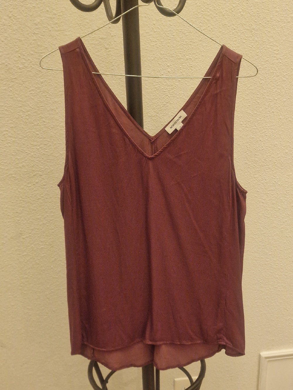 Nordstrim Women's Plum V-Neck Sleeveless Tank